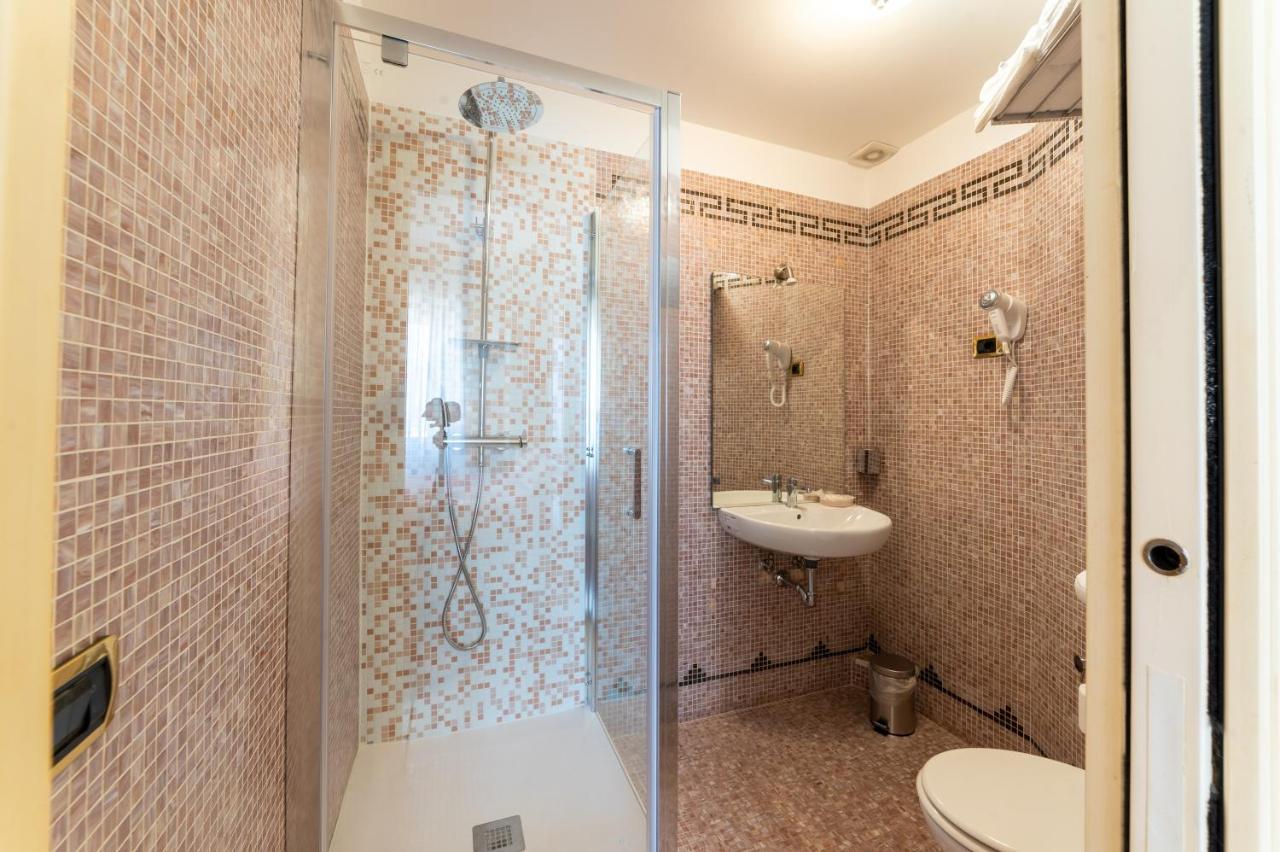 Downtown Luxury B&B - Termini Train Station Рим Екстериор снимка