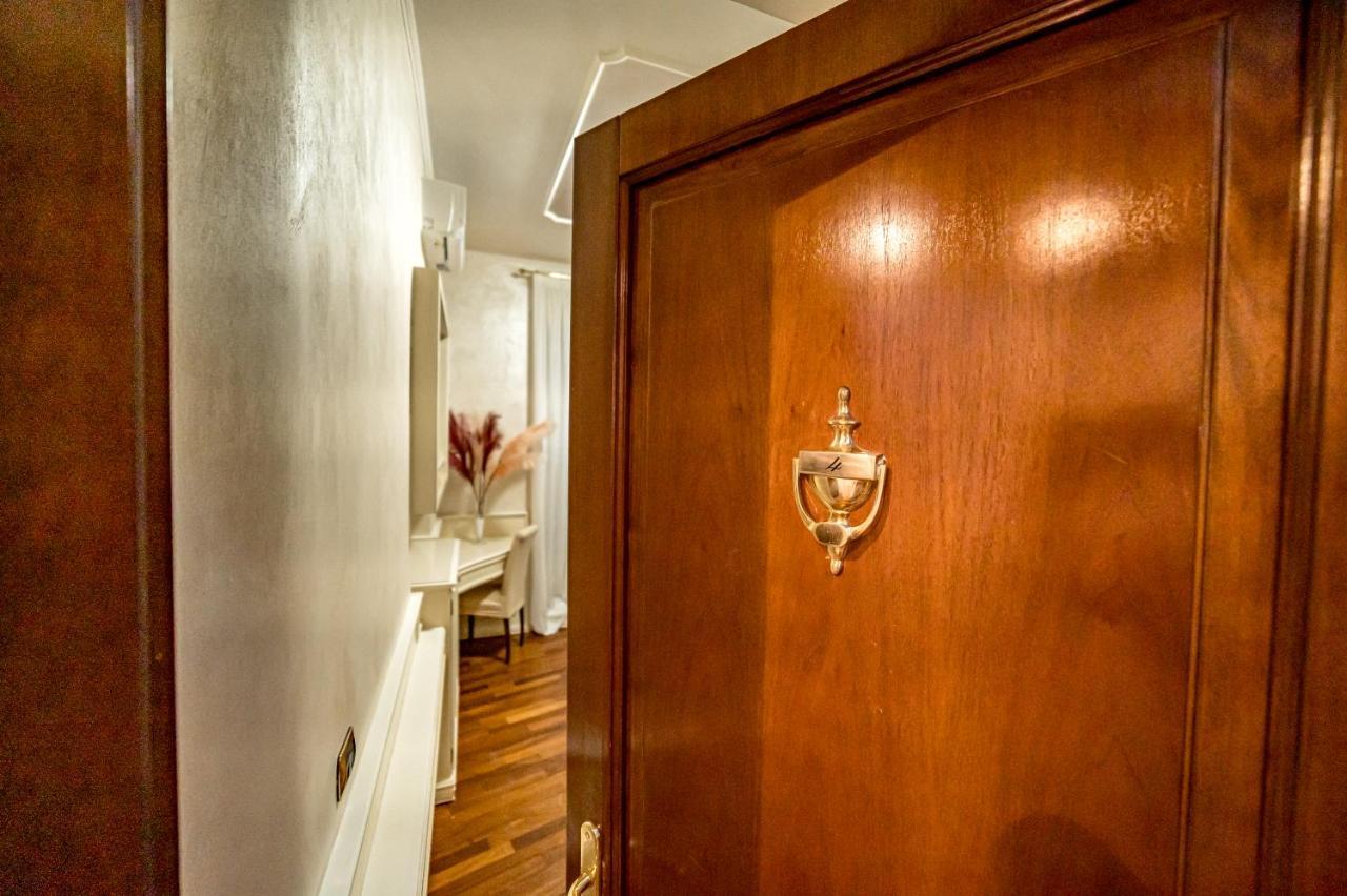 Downtown Luxury B&B - Termini Train Station Рим Екстериор снимка